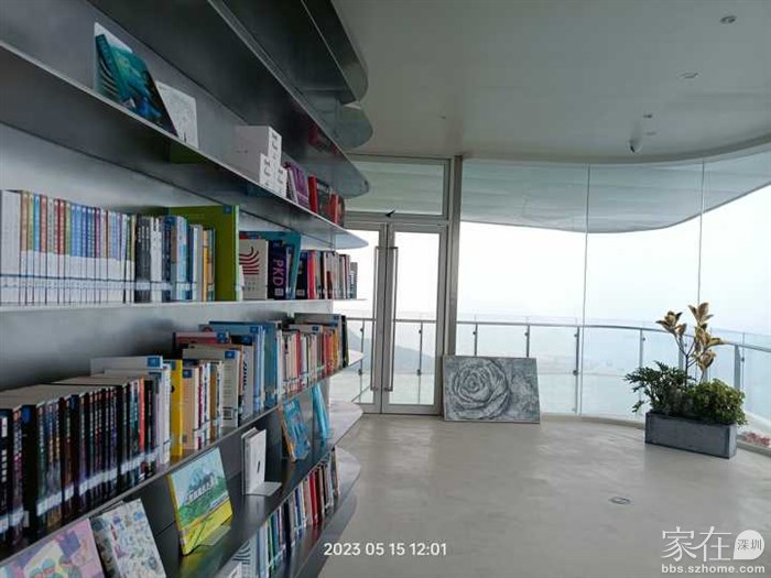 书架上的书并不多，里面可以坐着休息，有咖啡店