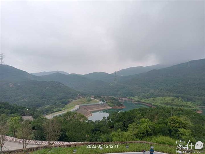 云海广场出来走右边，直行大概150米，有个指示牌，显示到梅沙尖约2.3公里