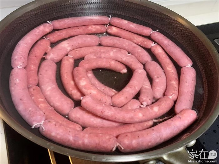 给两娃做的肠仔 黑椒脆皮的 好吃😋 