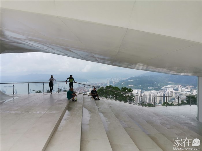 在海山路坐的八点半第一班云海专线，终点站在云海广场附近，趁人少先上下逛逛拍拍风景