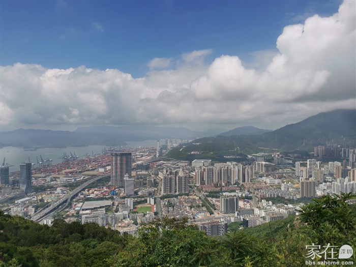 在云海广场附近一块大石旁看风景视角也不错