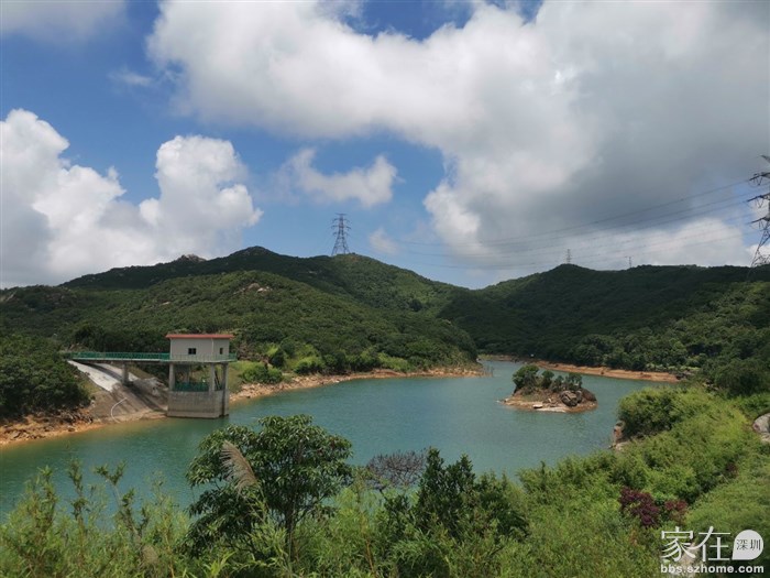 阿婆地那大石上有不少人呢，这天气在那看风景也是很美的