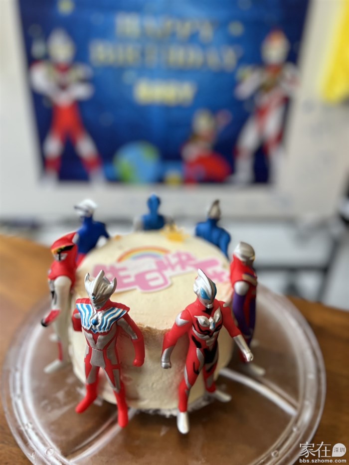 4岁喜欢奥特曼 生日蛋糕自然要换成奥特曼 