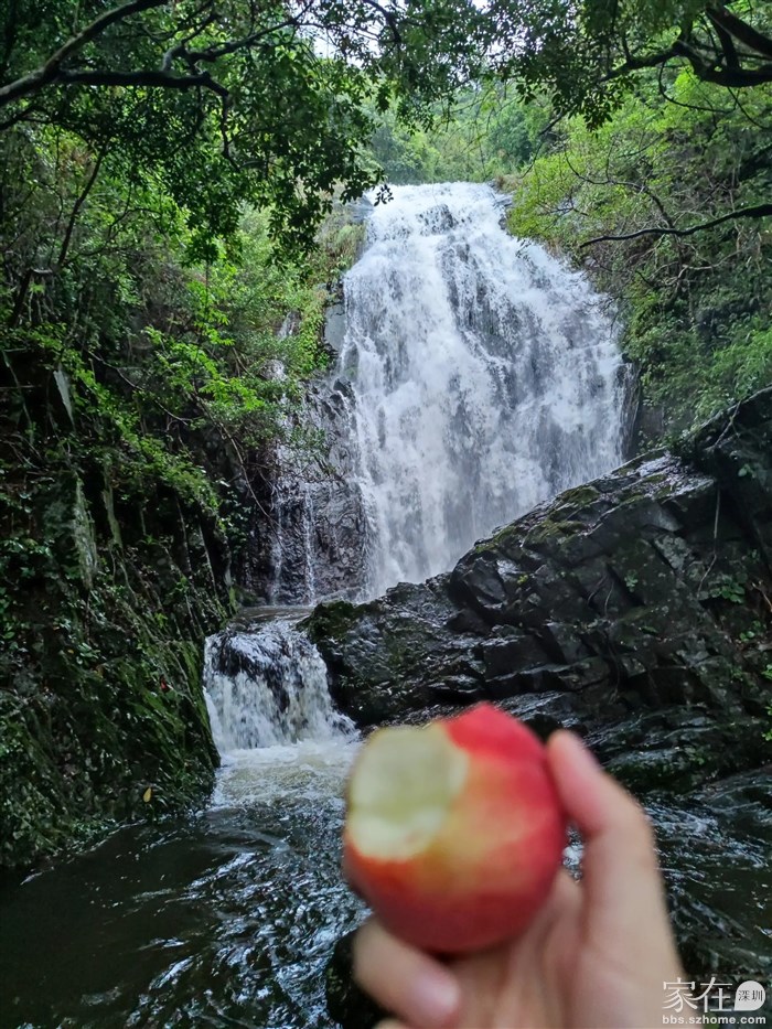 遇到一对男女，小姐姐送了一个桃子，很甜很甜。