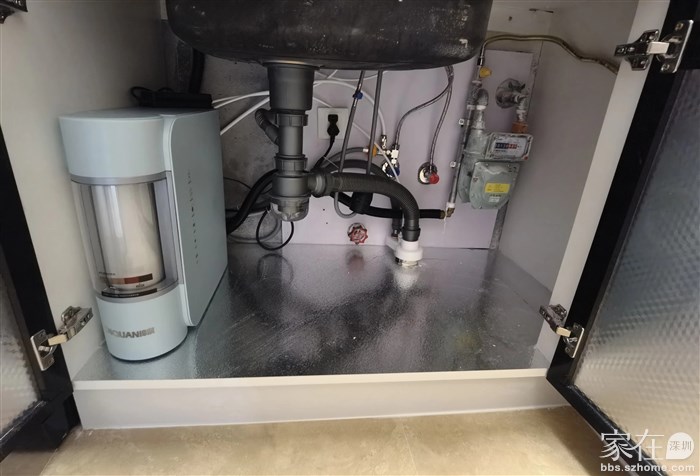 水槽下的管线看着依旧很乱，好在全部靠最里面，电线在上，水路在下