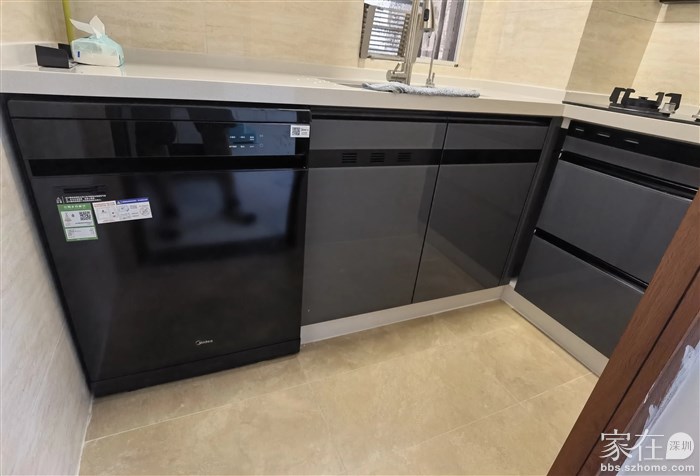 深灰色门板配黑色洗碗机不突兀，相对和谐