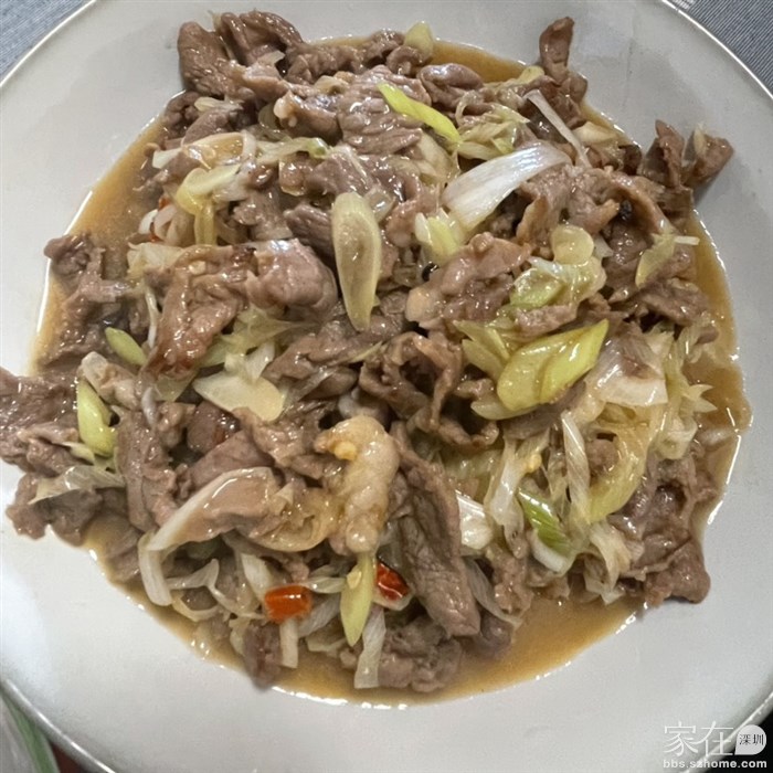 葱爆羊腿肉，推荐山姆的宁夏滩羊腿肉，几乎没有膻味儿，虽然我不太喜欢吃羊肉，但架不住家里另俩位爷爱吃