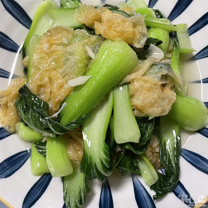 响铃炒上海青，起锅前放入响铃翻炒三秒即可