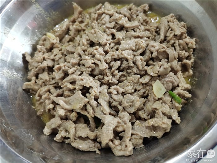 先炒肉丝备用，（图片是500克肉丝，实际用一半250克，另外一半晚餐备用炒辣椒）