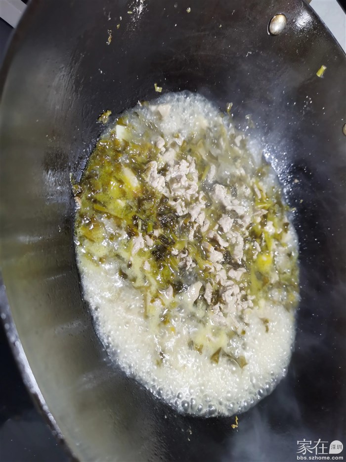 加入水烧开，大概一小碗半的水，调味，加入肉丝