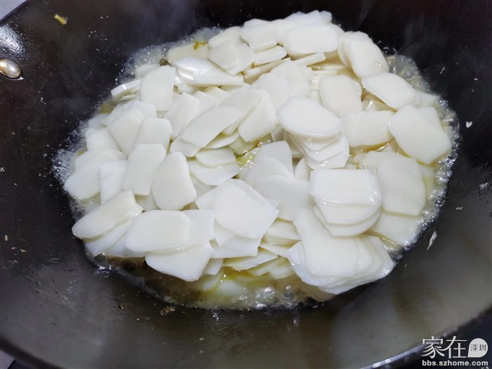 铺上年糕片，盖锅盖，中火三分钟，注意防止年糕黏底