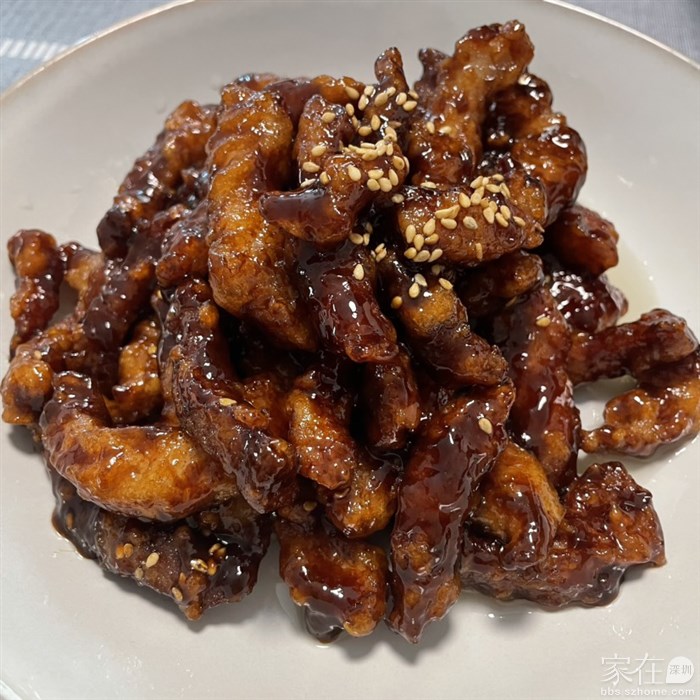 孩子喜欢吃【绿茶】的糖醋里脊，某次去发现竟然取消了，老母亲主动请旨，第一次做，刚上桌就得到了肯定：象那么回事，味道也不错👍