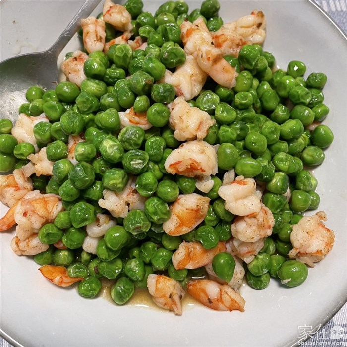 豌豆炒虾仁，豆和虾仁都是现剥的
