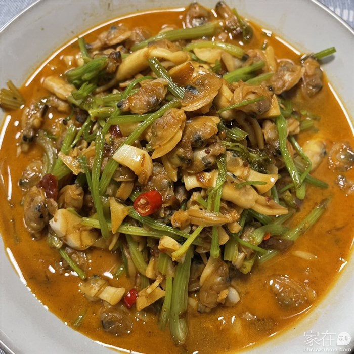 芹菜炒蛏子蛤蜊肉，话说蛏子原本是想煮丝瓜的，但有人提出反对意见，只好临时决定和蛤蜊一起炒