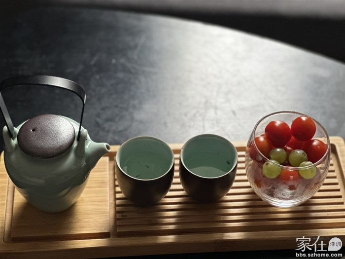 找路边老奶奶买的1块钱一斤的小番茄和2块钱一斤的小葡萄