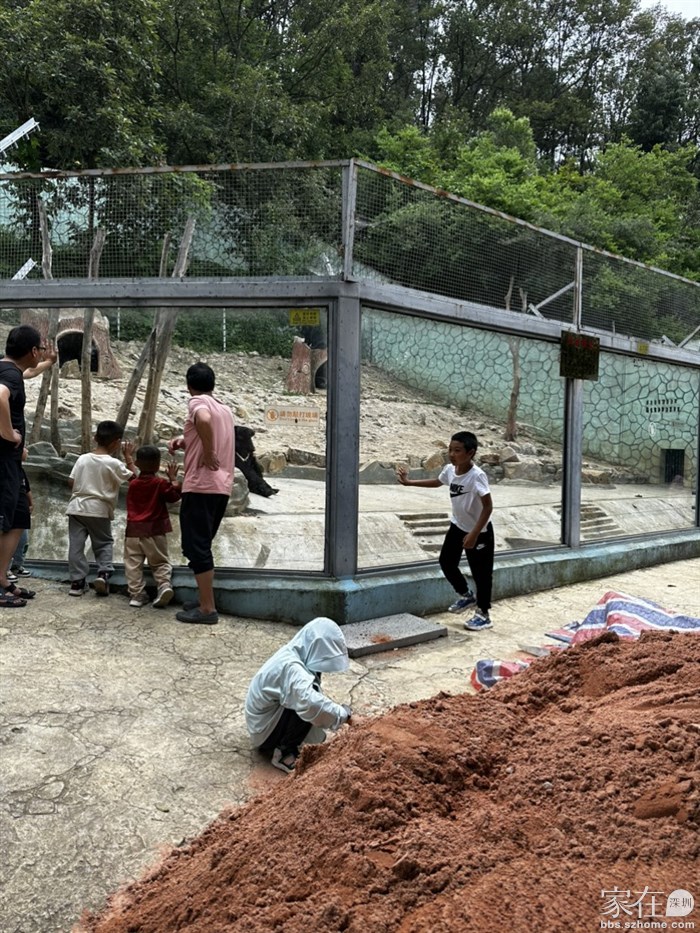 被红沙吸引，玩起了沙子