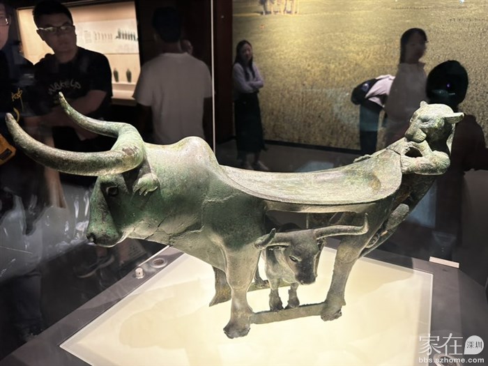 镇馆之宝牛虎铜案