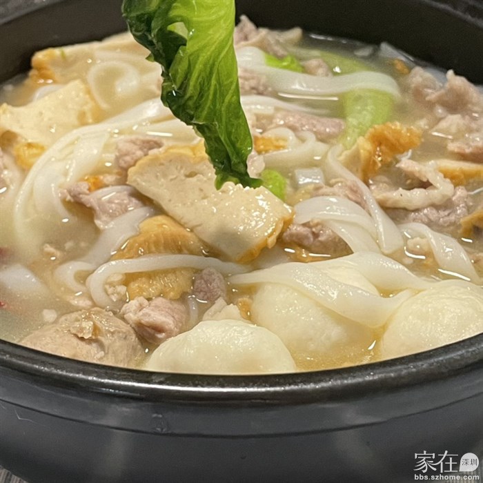 料头多多的汤粉，吃的心满意足的回学校。4:30吃晚餐实在是太早了点