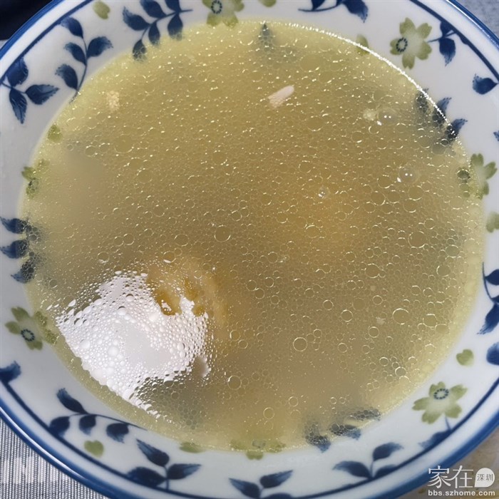 这周来碗心灵鸡汤，用了半只鸡，放了5个鲍鱼，外加几粒石斛和青橄榄，汤很甜，可惜了汤渣没人吃