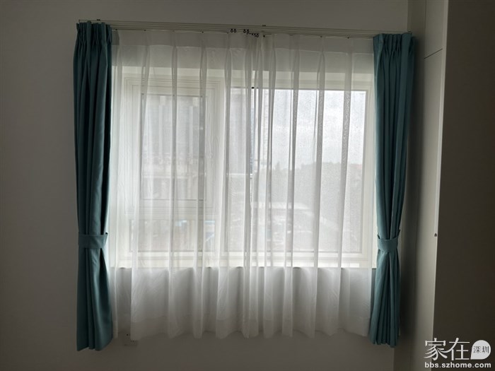 主卧松石蓝窗帘和白色窗纱