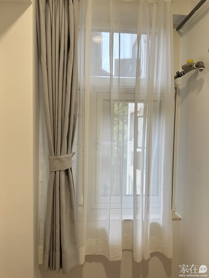 内阳台灰色窗帘和白色窗纱