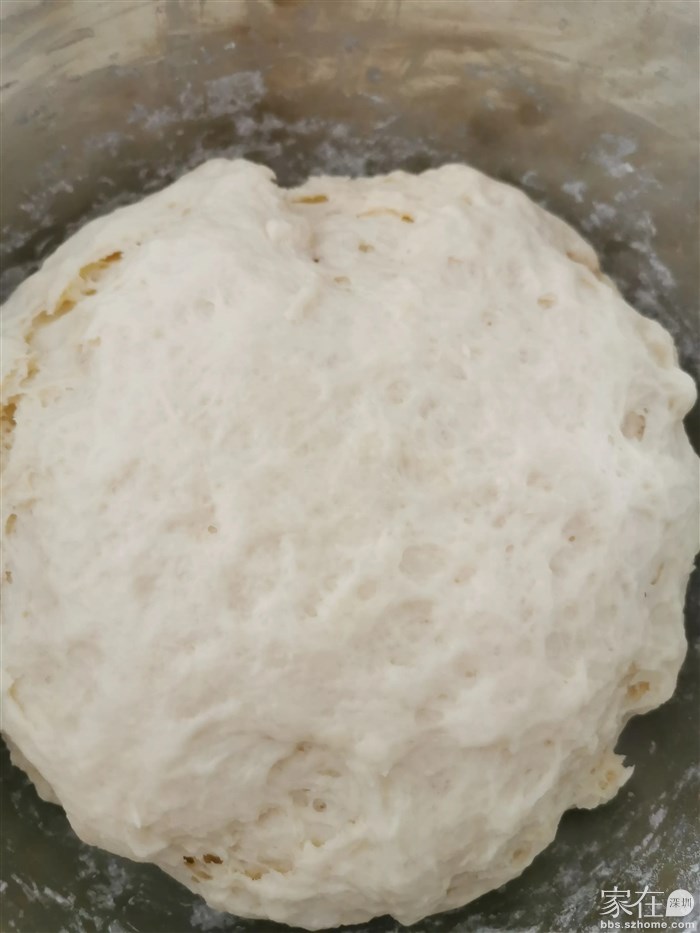 这次加了30g白糖，一个鸡蛋，面发的还行