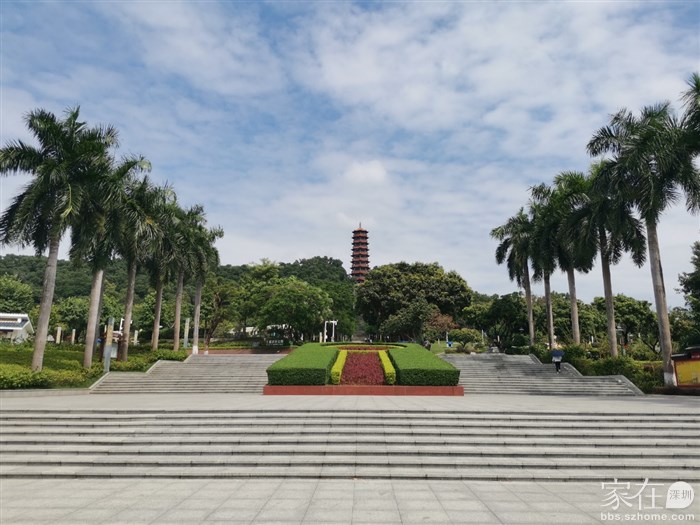 方便起见，拍了大门照片又进公园，想着绕回进来的门返回