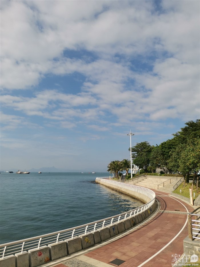 天气真好，坐E11到南澳月亮湾转m231，查了一下高德，车没那么快到，先到海边看看风景。