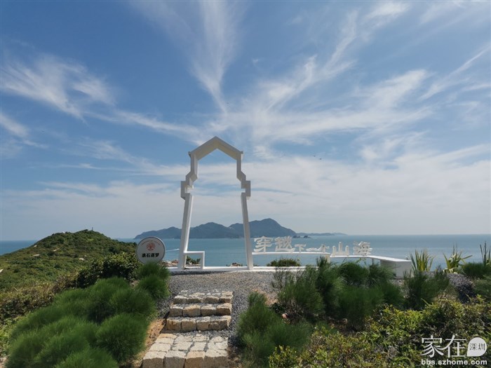 一般路过的都停下在这拍个照，趁换人空档抓拍张没人的也很容易。