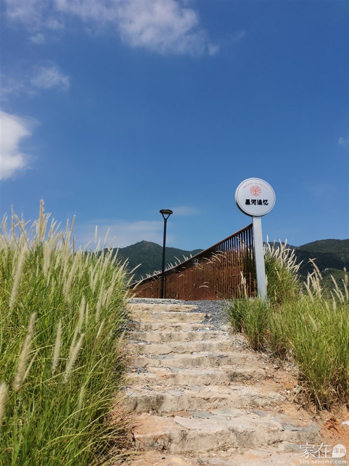 原路下山，半路边上有个观景亭去看看