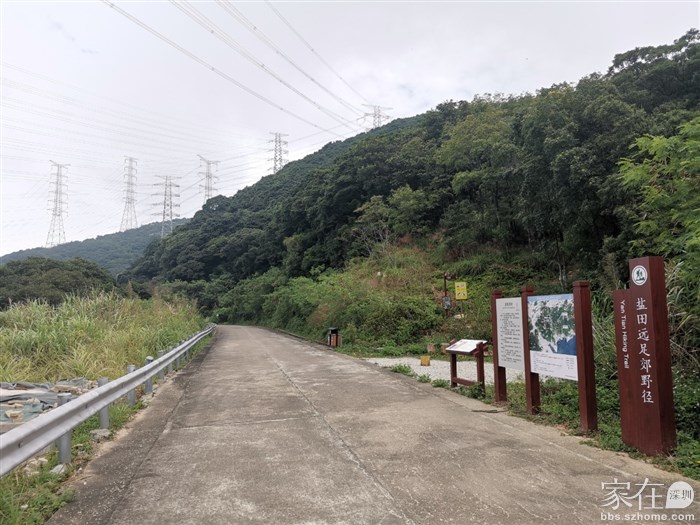 这路口可右上走土路，这次阴天就先走公路，下次再走土路。