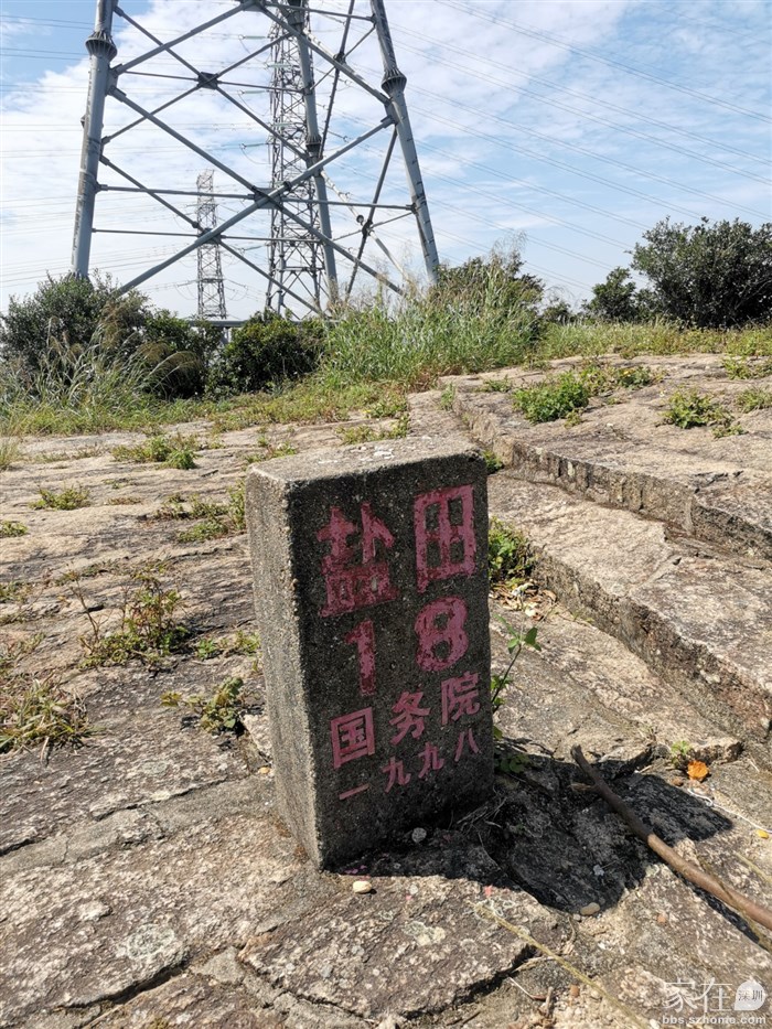 这就是传说中的光明顶吧，是个小平台，有块盐龙界碑