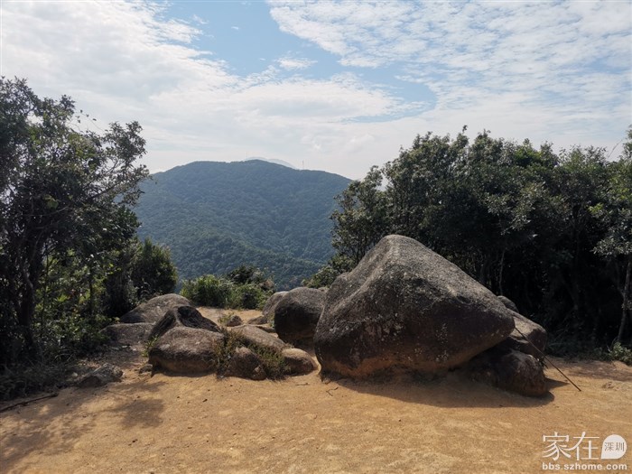 鹅公髻上几块大石