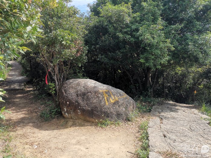 吃喝休息后按黄色箭头方向下山