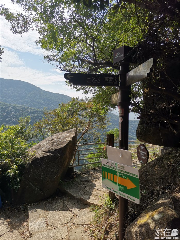 注意这路口，走栈道从这进