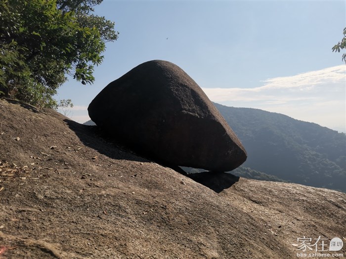 栈道出口旁的大石，栈道还是挺长的呢，我们慢慢摇，拍拍照，树荫下还坐下聊聊天能走一小时
