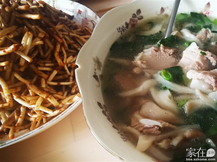 凉拌折耳根，鸡汤蘑菇青菜汤