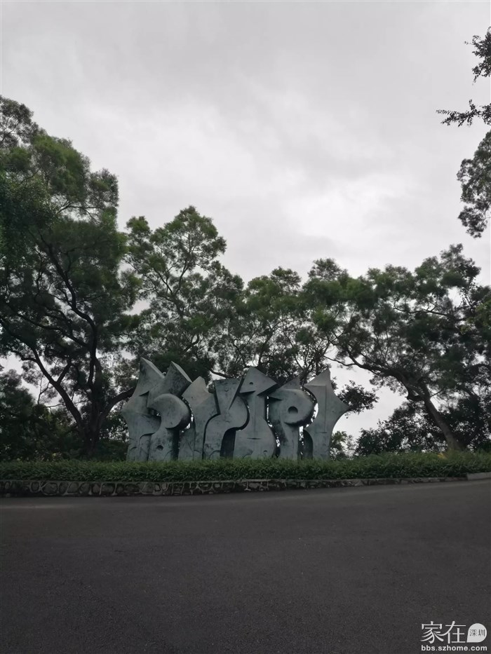 牵手的雕朔，像幺