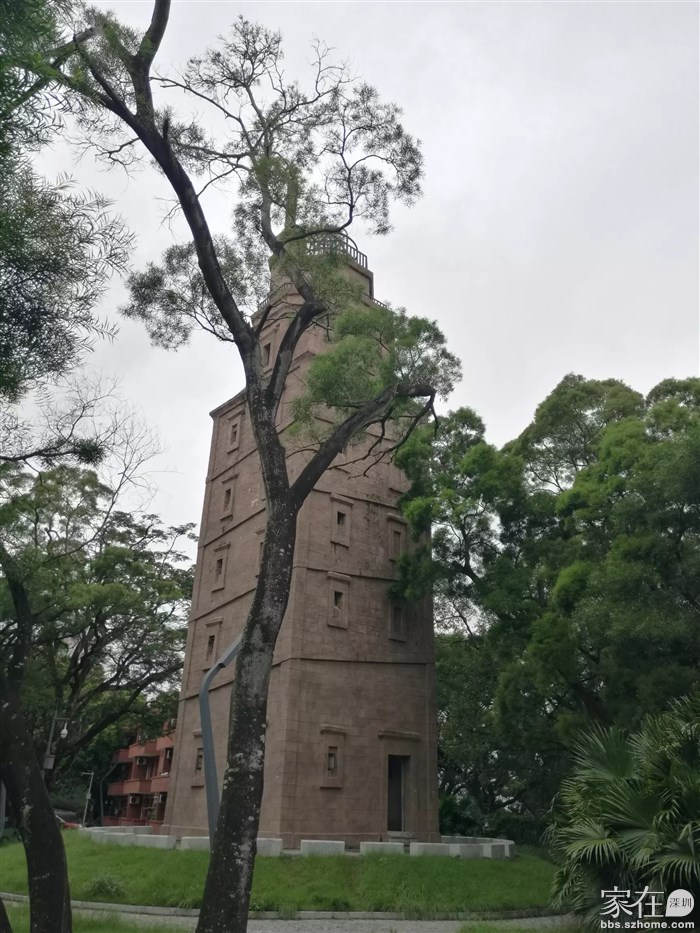 中世纪的灯塔， 静静的屹立着， 引领了多少盐田的海轮。。。