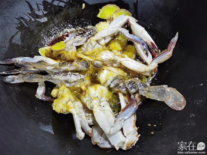 黄姜油里煸熬一下，把蟹块肉糕那里裹干面粉，姜油里煎一下，