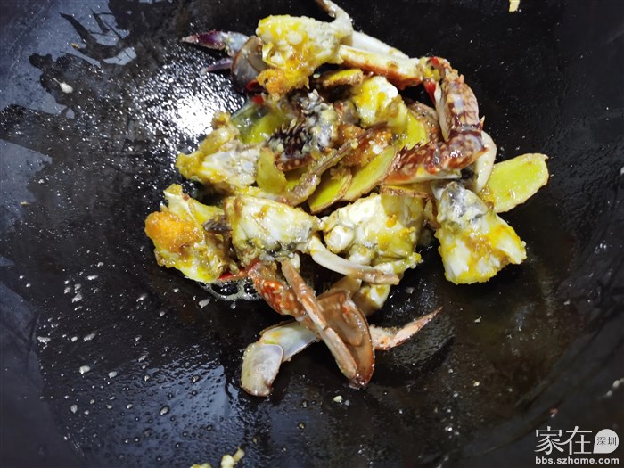 成型后，加盐，少许生抽翻炒一下，