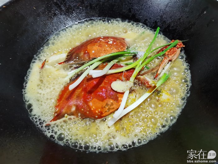 加葱段，盖上盖子。焖几分钟