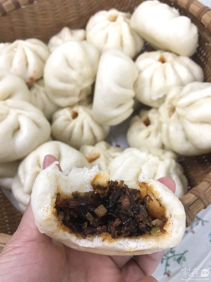特别想吃梅菜扣肉包子，周末发面做了40多个，连续吃一周，居然还没有吃腻