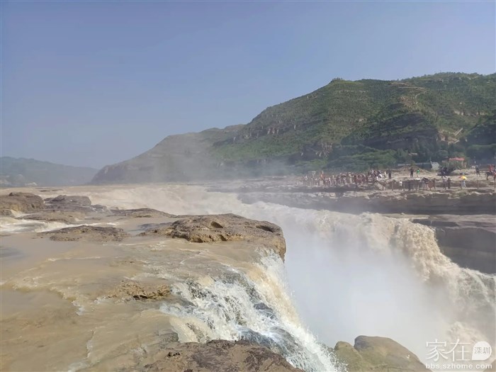 奔腾咆哮的黄河水