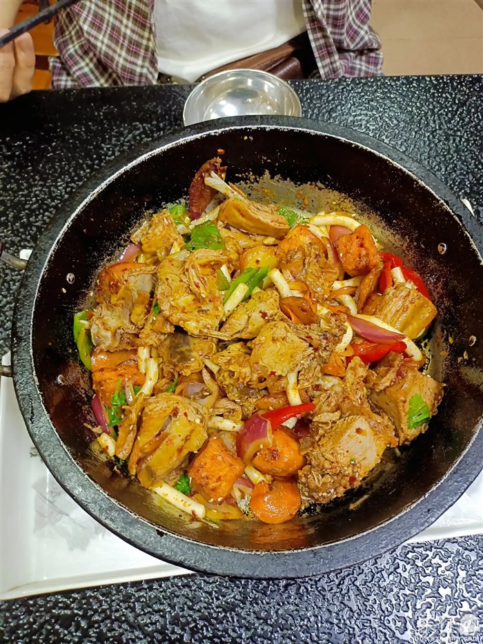 铁锅羊肉120元/份，味道还可以