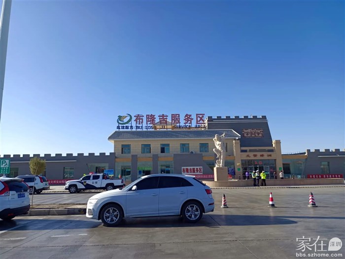 服务区休息会，那边服务区较简陋，而且相隔距离很远