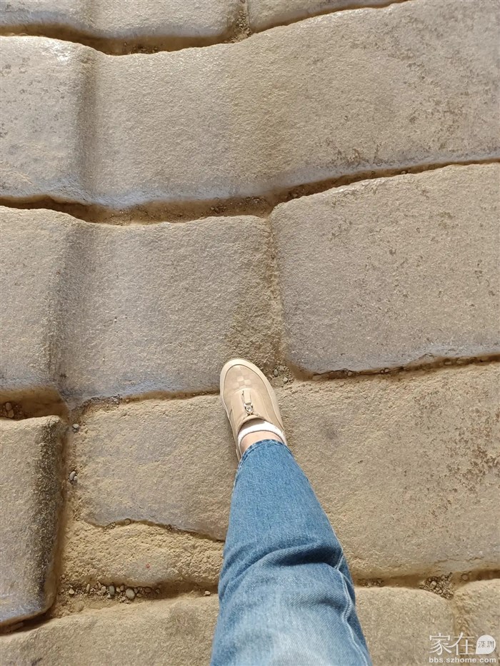 脚下是几千年前的正宗的丝绸之路石板