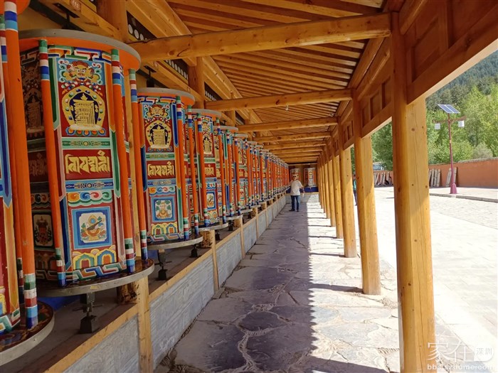 美仑美奂的转经筒