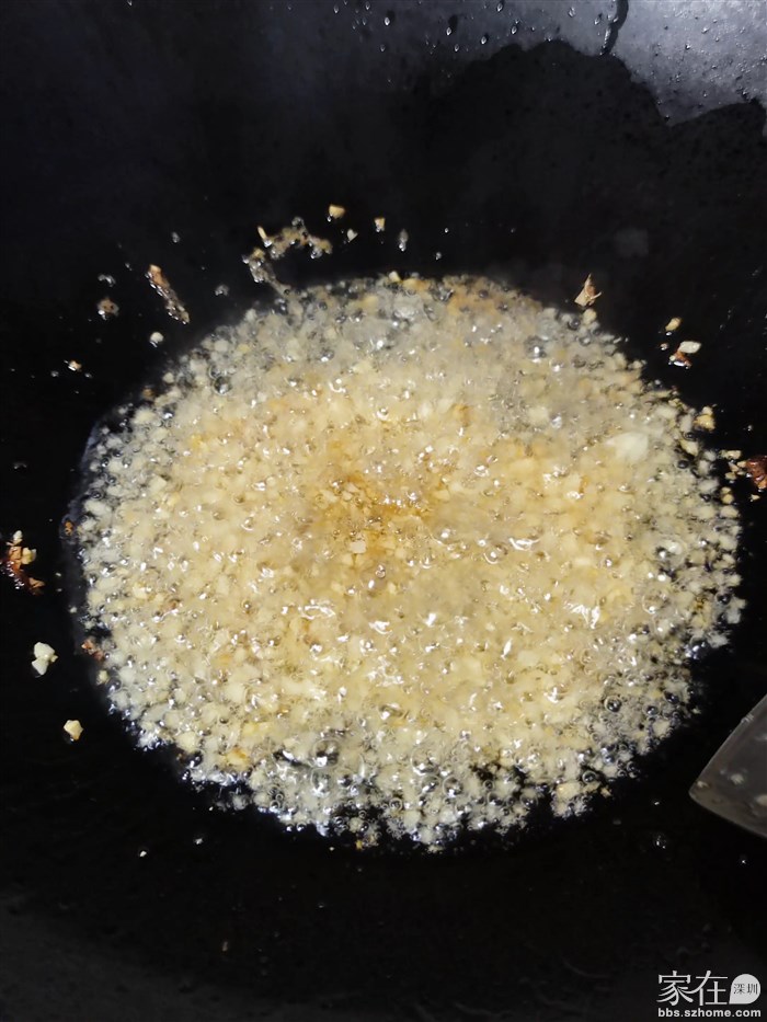 蒜蓉热油了，炒出香味。