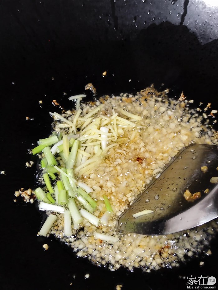 加葱段，姜丝爆炒出香味